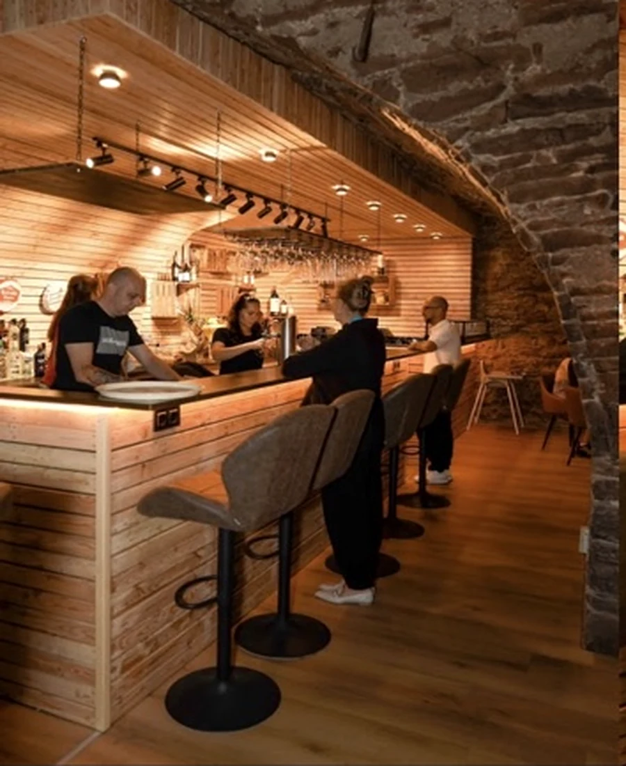 Warmer Barbereich der La Bota Bodega